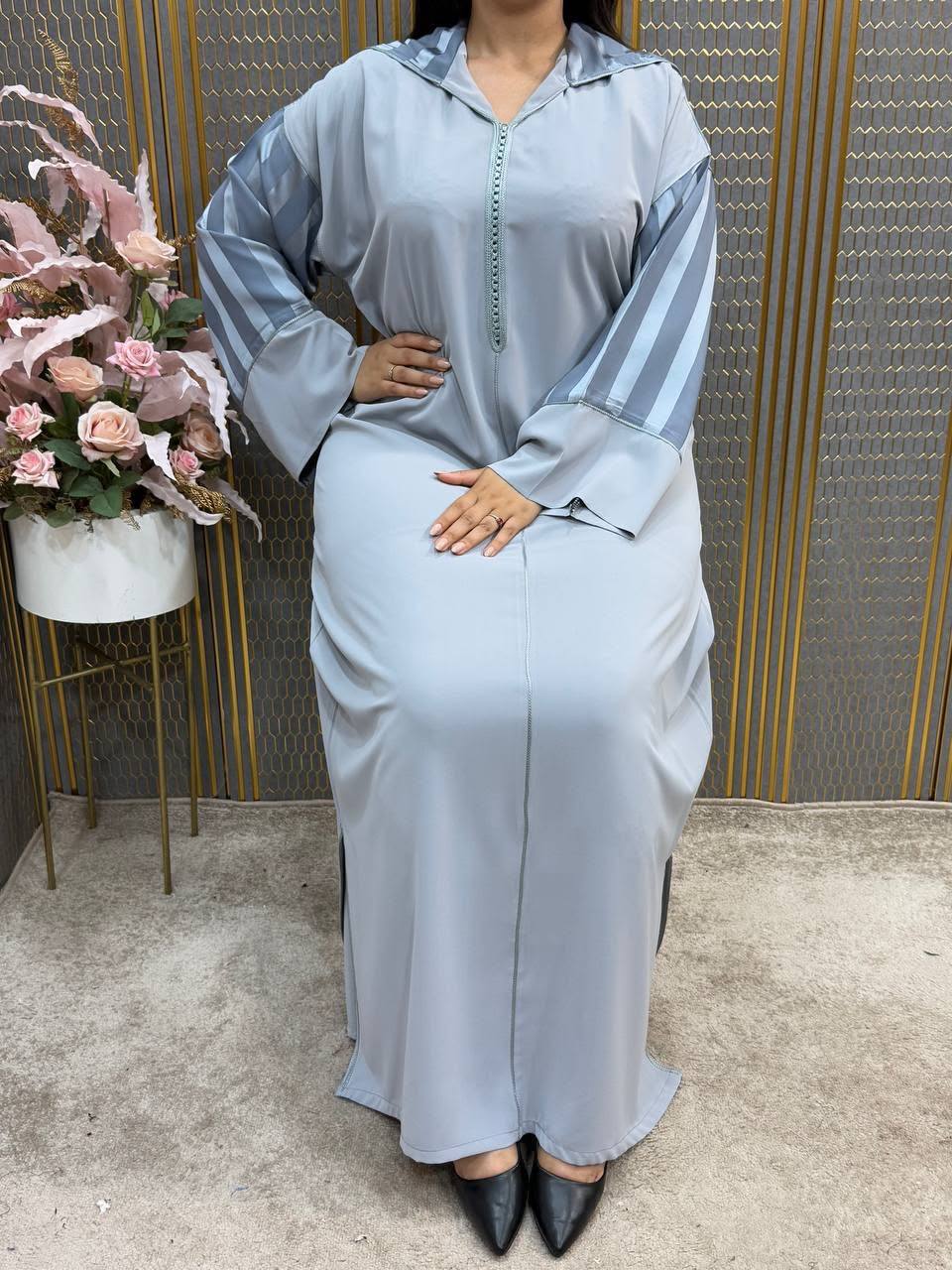 Robe longue  avec capuche et détails satinés