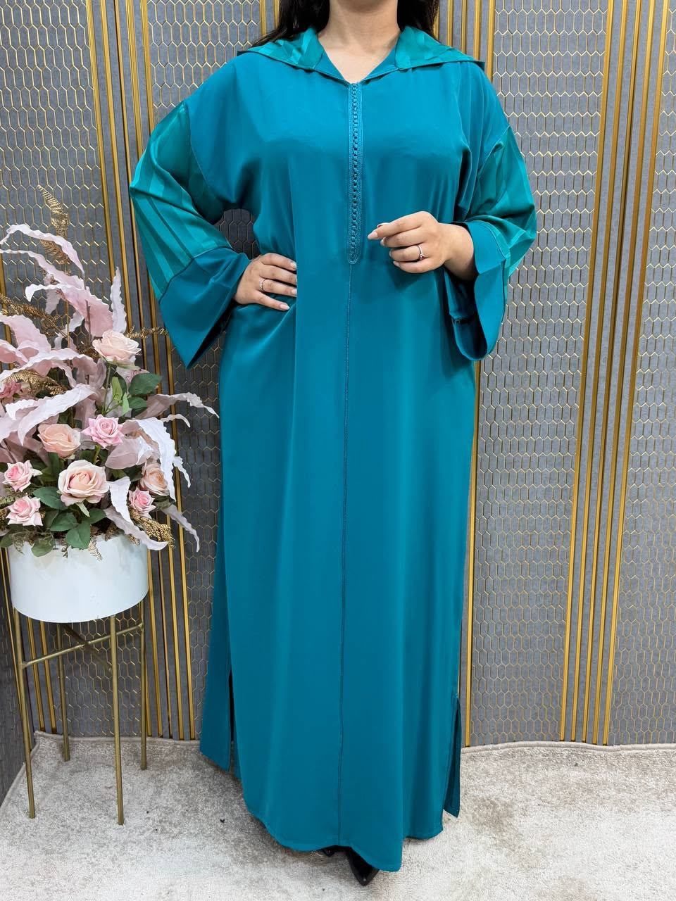 Robe longue  avec capuche et détails satinés — photo 7