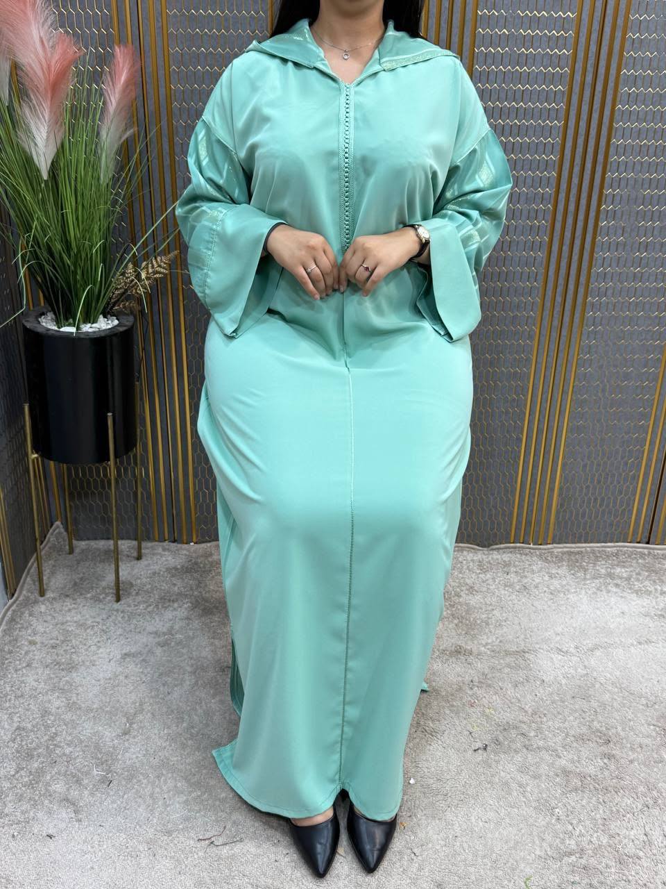 Robe longue  avec capuche et détails satinés — photo 3
