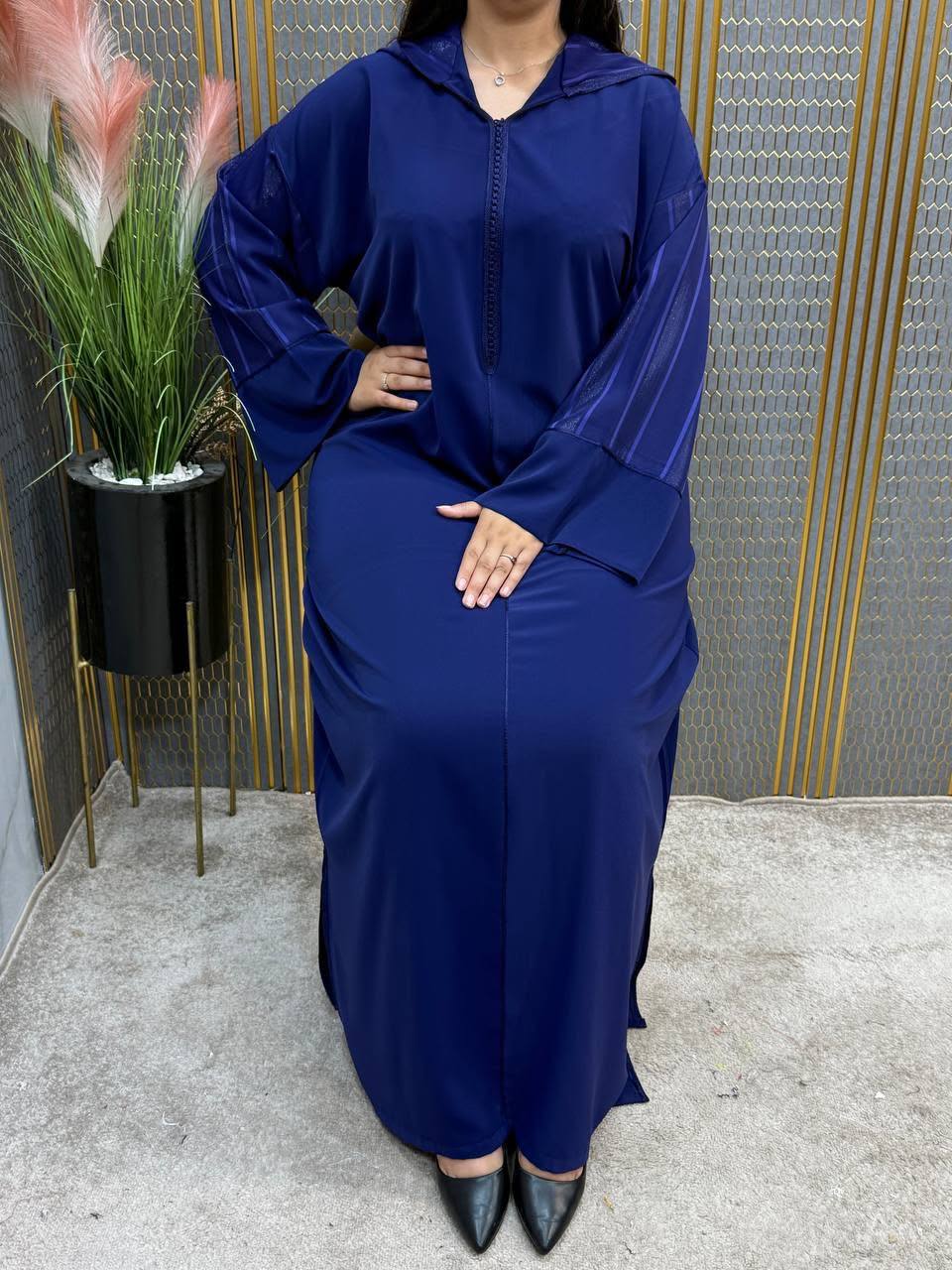 Robe longue  avec capuche et détails satinés — photo 2