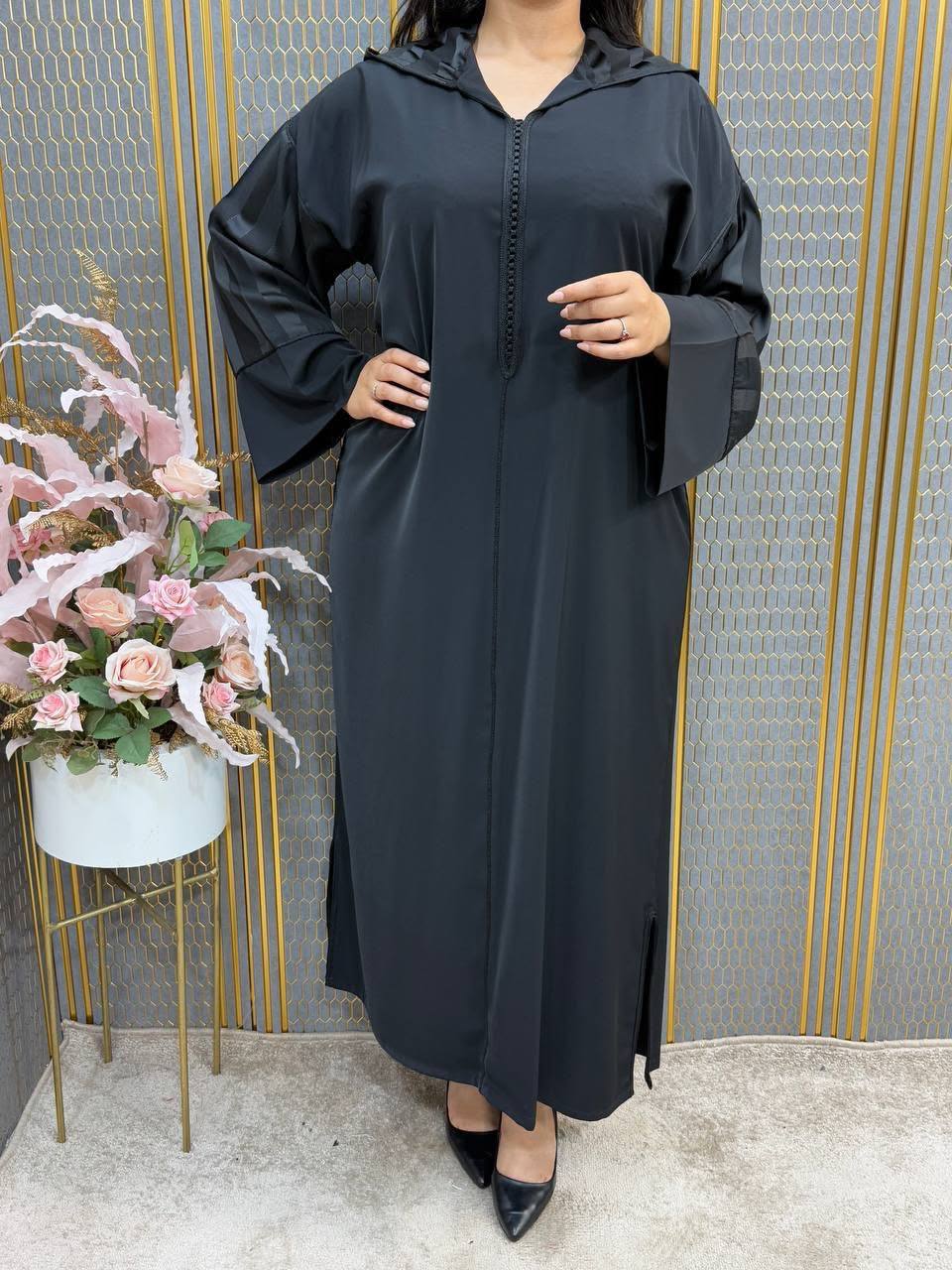 Robe longue  avec capuche et détails satinés — photo 4