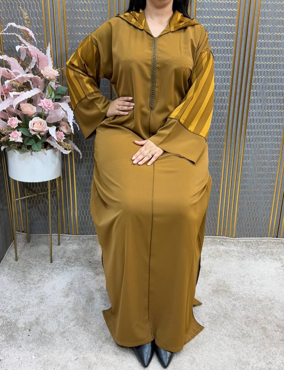 Robe longue  avec capuche et détails satinés — photo 9